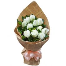 12 Snow White Roses Bouquet